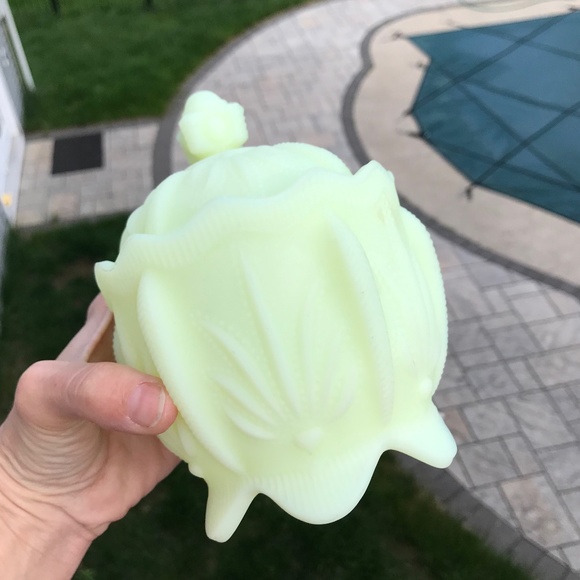 Beautiful Fenton Bowl & Cover Uranium Glass Cactus Milk Glass 1959-1962 - Picture 5 of 6